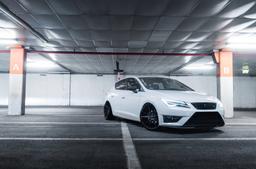 JR Wheels JR21 Musta alumiinivanteet asennettuna autoon tunnelmallisessa ympäristössä