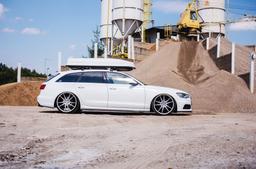 JR Wheels JR21 Sølv aluminiumsfælge monteret på bil i en stemningsfuld omgivelse