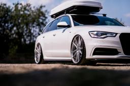 JR Wheels JR21 Sølv aluminiumsfælge monteret på bil i en stemningsfuld omgivelse