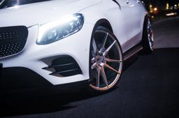 JR Wheels JR21 Sølv aluminiumsfælge monteret på bil i en stemningsfuld omgivelse