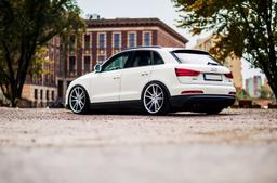 JR Wheels JR21 Sølv aluminiumsfælge monteret på bil i en stemningsfuld omgivelse