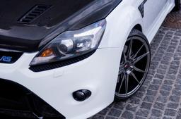 JR Wheels JR21 Grå aluminiumsfælge monteret på bil i en stemningsfuld omgivelse