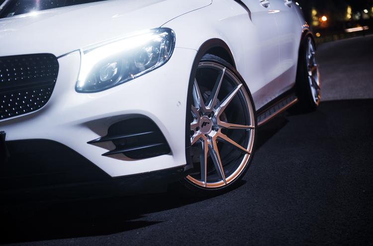 JR Wheels JR21 Hopea alumiinivanteet asennettuna autoon tunnelmallisessa ympäristössä