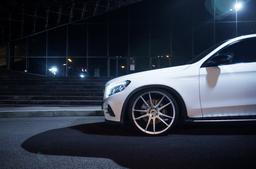 JR Wheels JR21 Sølv aluminiumsfælge monteret på bil i en stemningsfuld omgivelse