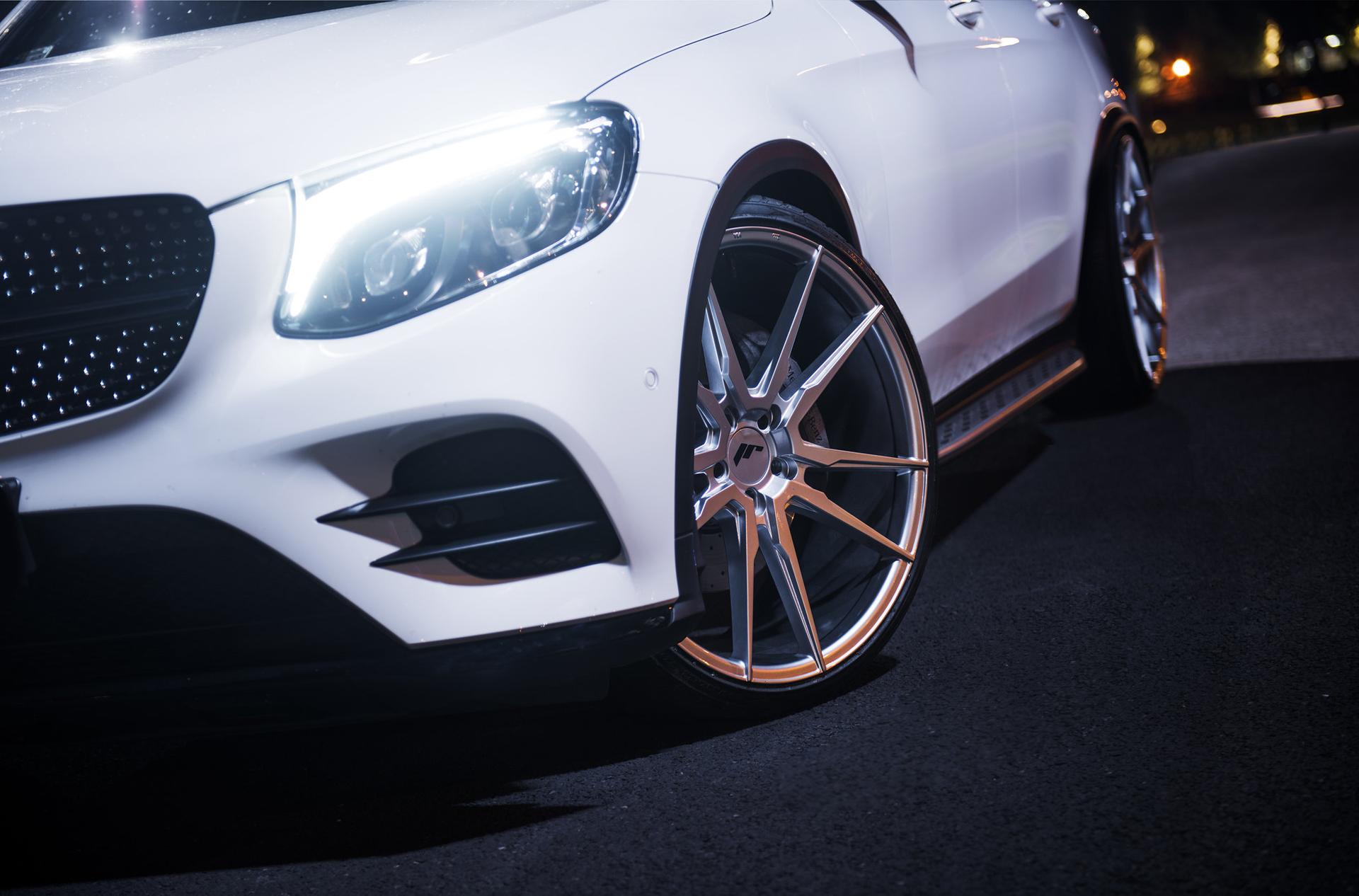 JR Wheels JR21 Hopea alumiinivanteet asennettuna autoon tunnelmallisessa ympäristössä
