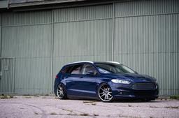 JR Wheels JR21 Harmaa alumiinivanteet asennettuna autoon tunnelmallisessa ympäristössä