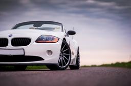 JR Wheels JR22 Grå aluminiumsfælge monteret på bil i en stemningsfuld omgivelse
