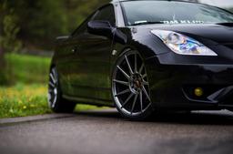 JR Wheels JR22 Grå aluminiumsfælge monteret på bil i en stemningsfuld omgivelse