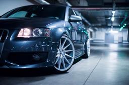 JR Wheels JR22 Hopea alumiinivanteet asennettuna autoon tunnelmallisessa ympäristössä