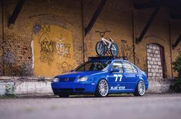 JR Wheels JR22 Sølv aluminiumsfælge monteret på bil i en stemningsfuld omgivelse
