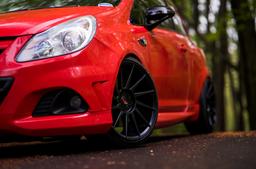 JR Wheels JR22 Svart aluminiumsfelger montert på bil i en stemningsfull omgivelse