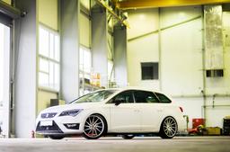 JR Wheels JR22 Sølv aluminiumsfælge monteret på bil i en stemningsfuld omgivelse
