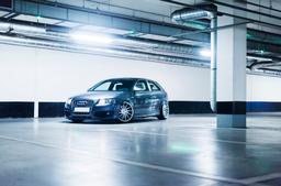 JR Wheels JR22 Sølv aluminiumsfælge monteret på bil i en stemningsfuld omgivelse