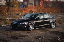 JR Wheels JR22 Sølv aluminiumsfælge monteret på bil i en stemningsfuld omgivelse