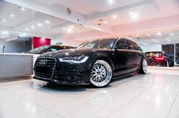 JR Wheels JR23 Hopea alumiinivanteet asennettuna autoon tunnelmallisessa ympäristössä