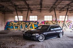 JR Wheels JR23 Hopea alumiinivanteet asennettuna autoon tunnelmallisessa ympäristössä