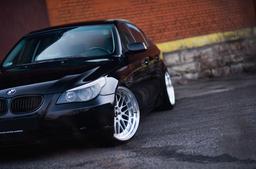 JR Wheels JR23 Hopea alumiinivanteet asennettuna autoon tunnelmallisessa ympäristössä