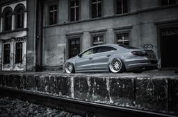 JR Wheels JR23 Sølv aluminiumsfelger montert på bil i en stemningsfull omgivelse