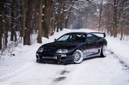 JR Wheels JR23 Sølv aluminiumsfælge monteret på bil i en stemningsfuld omgivelse