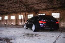 JR Wheels JR23 Sølv aluminiumsfælge monteret på bil i en stemningsfuld omgivelse