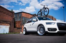 JR Wheels JR23 Sølv aluminiumsfælge monteret på bil i en stemningsfuld omgivelse