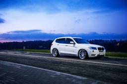 JR Wheels JR25 Sølv aluminiumsfælge monteret på bil i en stemningsfuld omgivelse