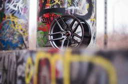 JR Wheels JR25 Grå aluminiumfälg monterade på bil i stämnigsfull miljö