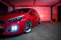 JR Wheels JR26 Hopea alumiinivanteet asennettuna autoon tunnelmallisessa ympäristössä