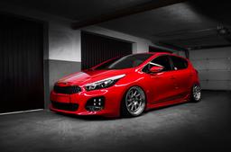 JR Wheels JR26 Hopea alumiinivanteet asennettuna autoon tunnelmallisessa ympäristössä