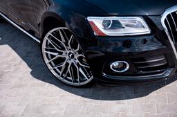 JR Wheels JR28 Harmaa alumiinivanteet asennettuna autoon tunnelmallisessa ympäristössä