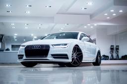 JR Wheels JR28 Musta alumiinivanteet asennettuna autoon tunnelmallisessa ympäristössä