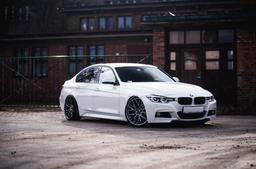 JR Wheels JR28 Grå aluminiumfälg monterade på bil i stämnigsfull miljö