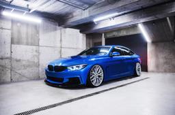 JR Wheels JR28 Hopea alumiinivanteet asennettuna autoon tunnelmallisessa ympäristössä