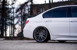 JR Wheels JR28 Harmaa alumiinivanteet asennettuna autoon tunnelmallisessa ympäristössä