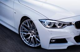 JR Wheels JR28 Silver aluminiumfälg monterade på bil i stämnigsfull miljö