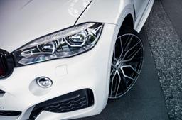 JR Wheels JR28 Svart aluminiumsfelger montert på bil i en stemningsfull omgivelse