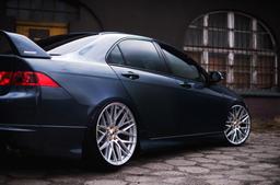 JR Wheels JR28 Hopea alumiinivanteet asennettuna autoon tunnelmallisessa ympäristössä