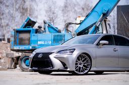 JR Wheels JR28 Harmaa alumiinivanteet asennettuna autoon tunnelmallisessa ympäristössä