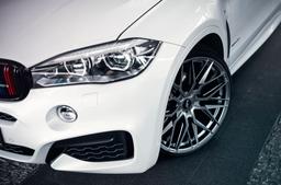 JR Wheels JR28 Harmaa alumiinivanteet asennettuna autoon tunnelmallisessa ympäristössä