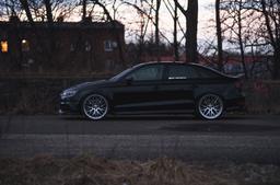 JR Wheels JR28 Hopea alumiinivanteet asennettuna autoon tunnelmallisessa ympäristössä