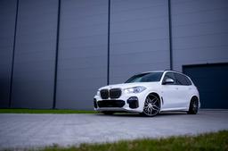 JR Wheels JR28 Musta alumiinivanteet asennettuna autoon tunnelmallisessa ympäristössä