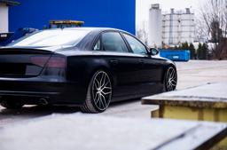 JR Wheels JR28 Musta alumiinivanteet asennettuna autoon tunnelmallisessa ympäristössä