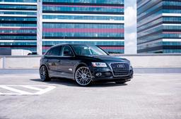 JR Wheels JR28 Grå aluminiumsfelger montert på bil i en stemningsfull omgivelse