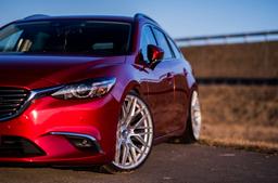 JR Wheels JR28 Hopea alumiinivanteet asennettuna autoon tunnelmallisessa ympäristössä