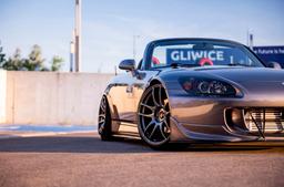 JR Wheels JR29 Harmaa alumiinivanteet asennettuna autoon tunnelmallisessa ympäristössä