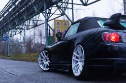 JR Wheels JR29 Valkoinen alumiinivanteet asennettuna autoon tunnelmallisessa ympäristössä