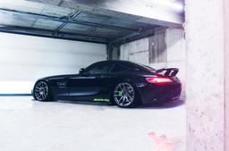 JR Wheels JR29 Harmaa alumiinivanteet asennettuna autoon tunnelmallisessa ympäristössä