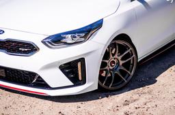 JR Wheels JR29 Harmaa alumiinivanteet asennettuna autoon tunnelmallisessa ympäristössä