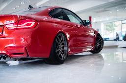 JR Wheels JR29 Pronssi alumiinivanteet asennettuna autoon tunnelmallisessa ympäristössä