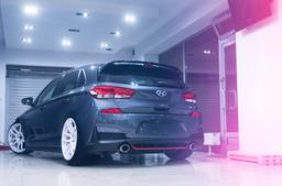 JR Wheels JR29 Valkoinen alumiinivanteet asennettuna autoon tunnelmallisessa ympäristössä